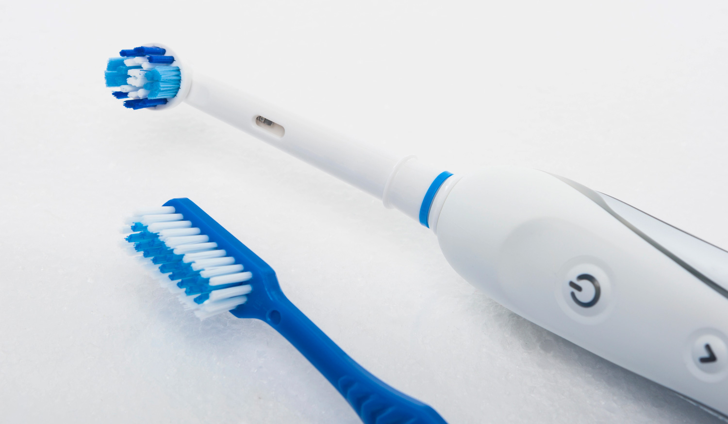 Escovas de dentes elétricas podem causar danos à gengiva?
